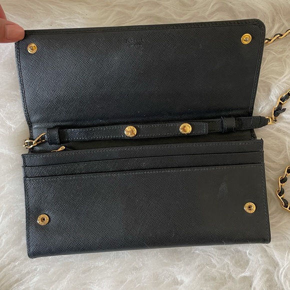 ♥️SOLD♥️ PRADA WOC black saffiano with gold chain - Picture 3 of 10